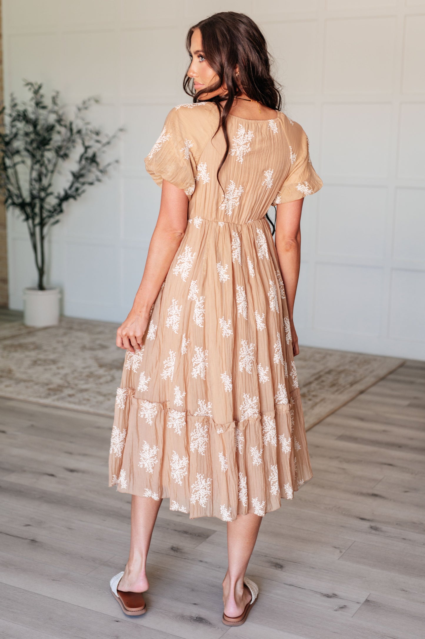 Vestido con mangas globo y cuello en V de Trusting My Intuition en camel