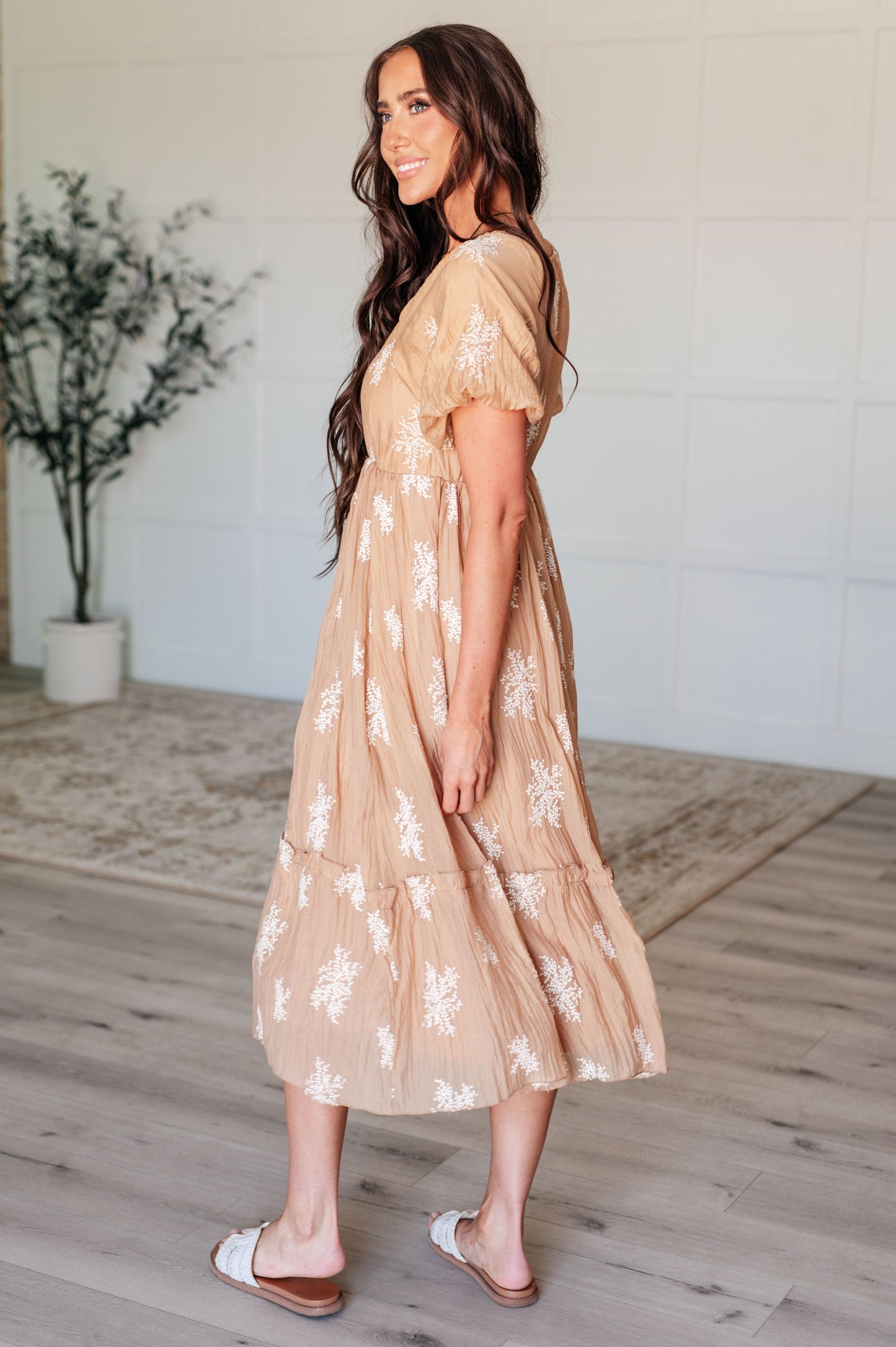 Vestido con mangas globo y cuello en V de Trusting My Intuition en camel