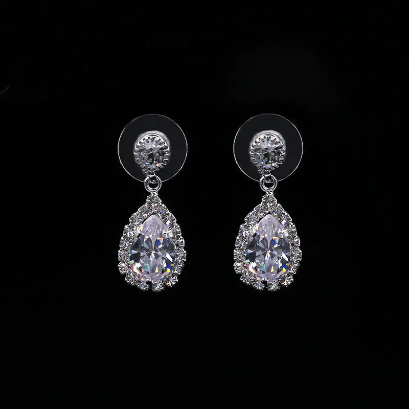 Conjunto de collar y pendientes de circonia de lujo con forma de gota de agua