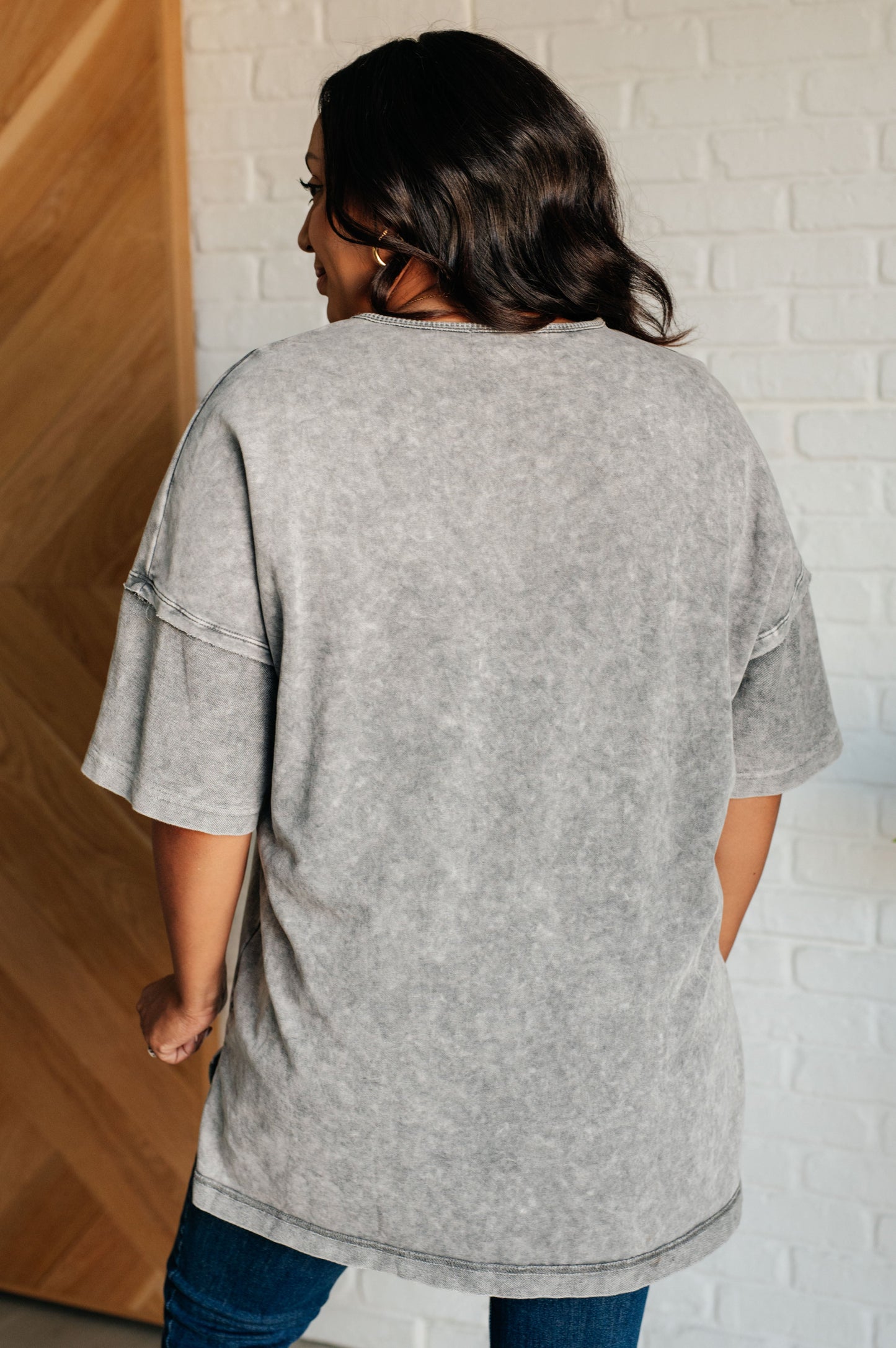 Top Unbothered con lavado mineral en gris