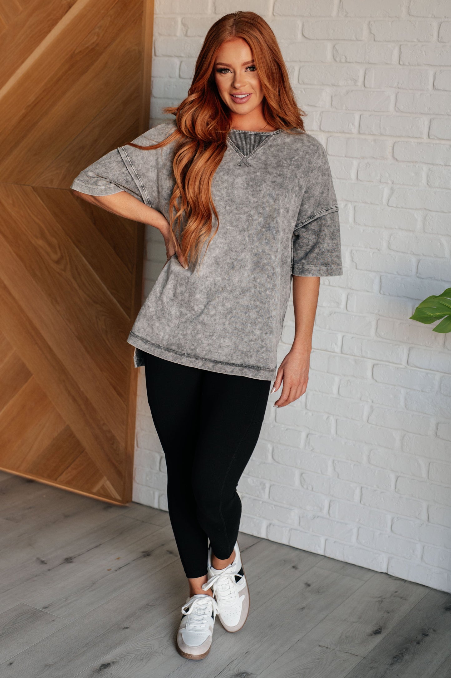Top Unbothered con lavado mineral en gris