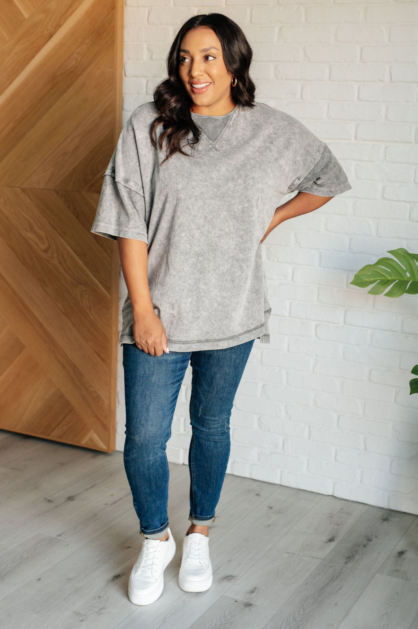 Top Unbothered con lavado mineral en gris