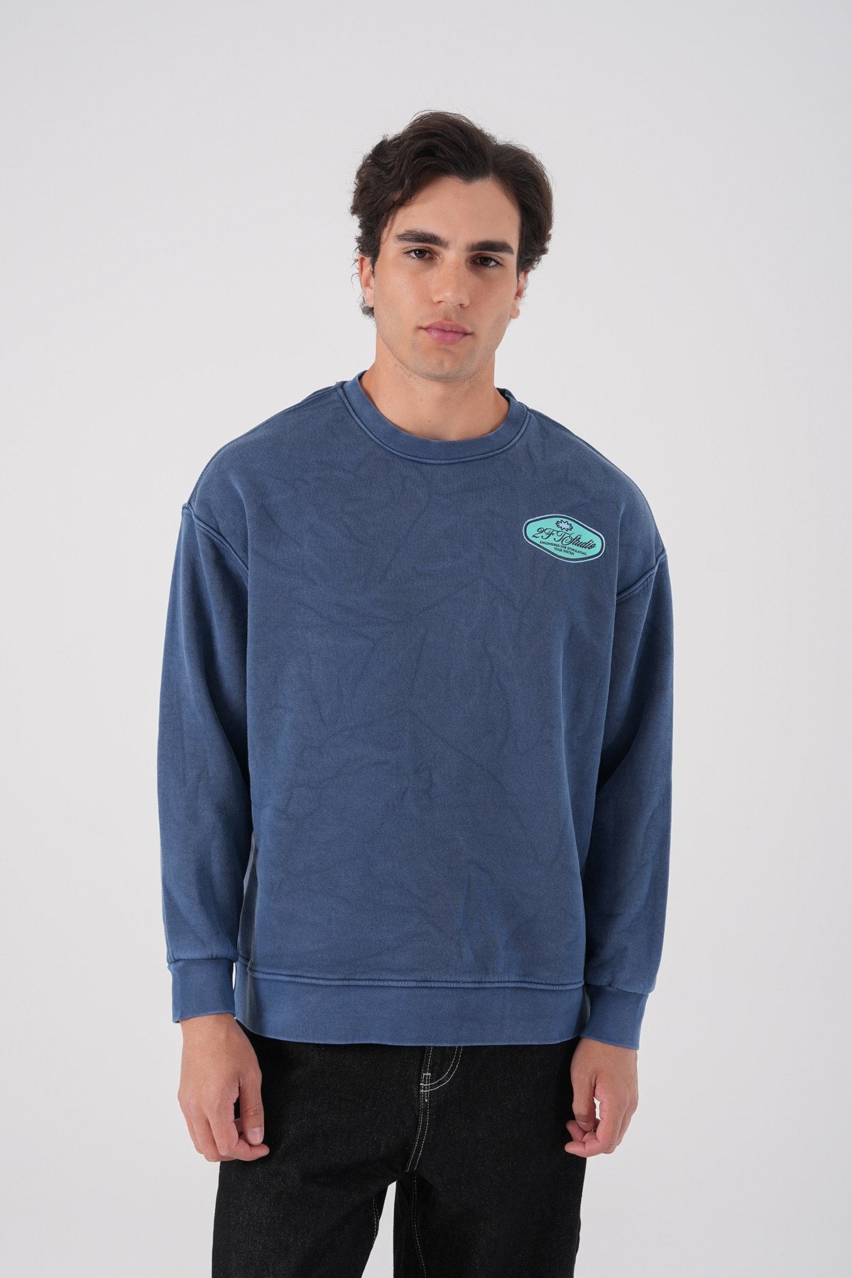Sudadera unisex lavada con gráfico – Estampado trasero "Reasonable"