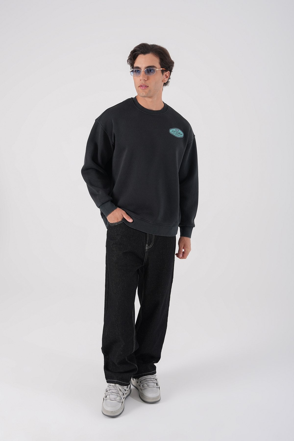 Sudadera unisex lavada con gráfico – Estampado trasero "Reasonable"