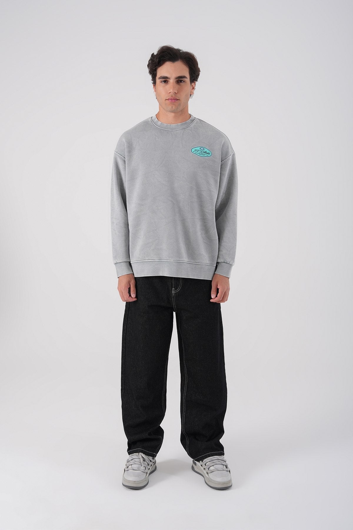 Sudadera unisex lavada con gráfico – Estampado trasero "Reasonable"