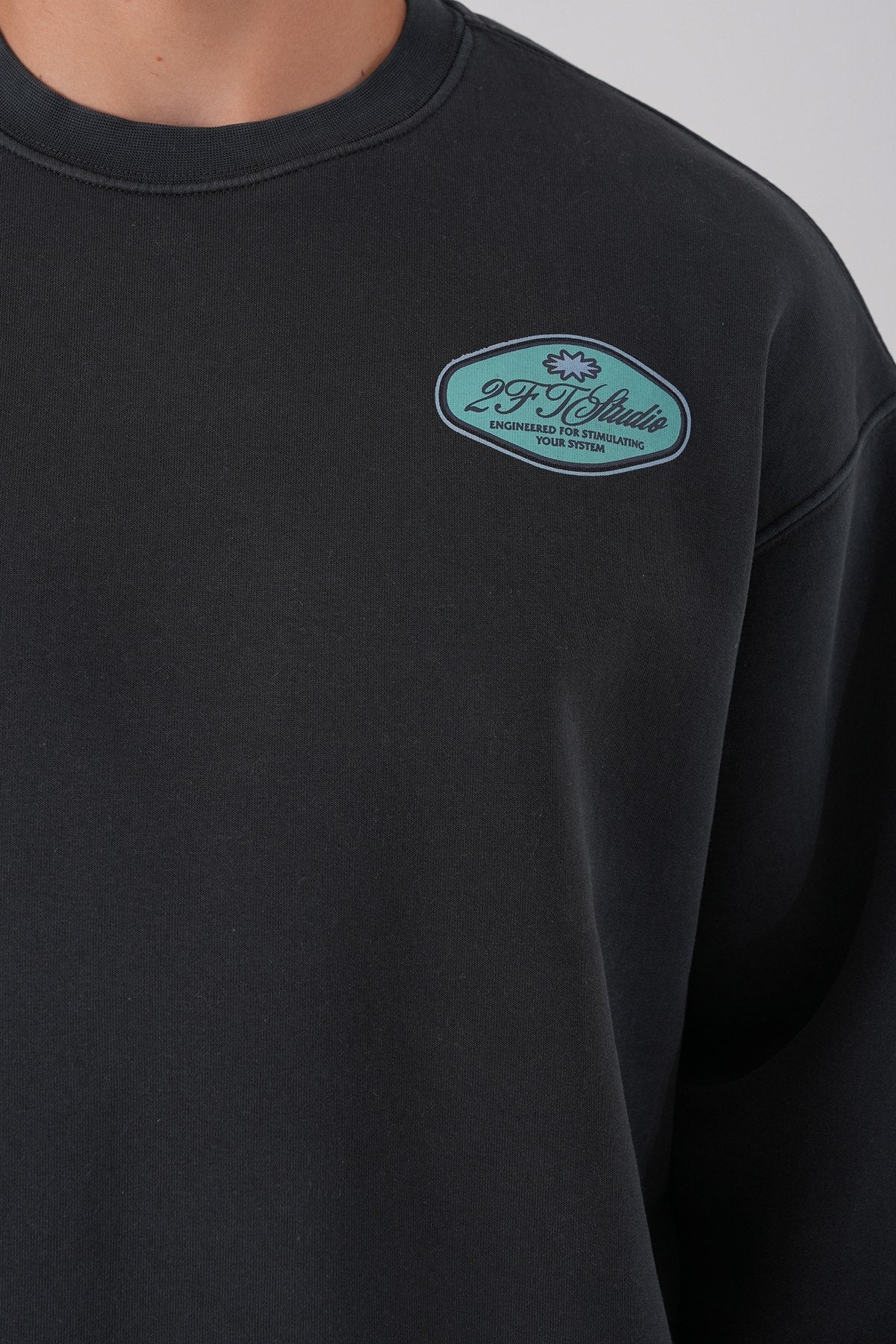 Sudadera unisex lavada con gráfico – Estampado trasero "Reasonable"