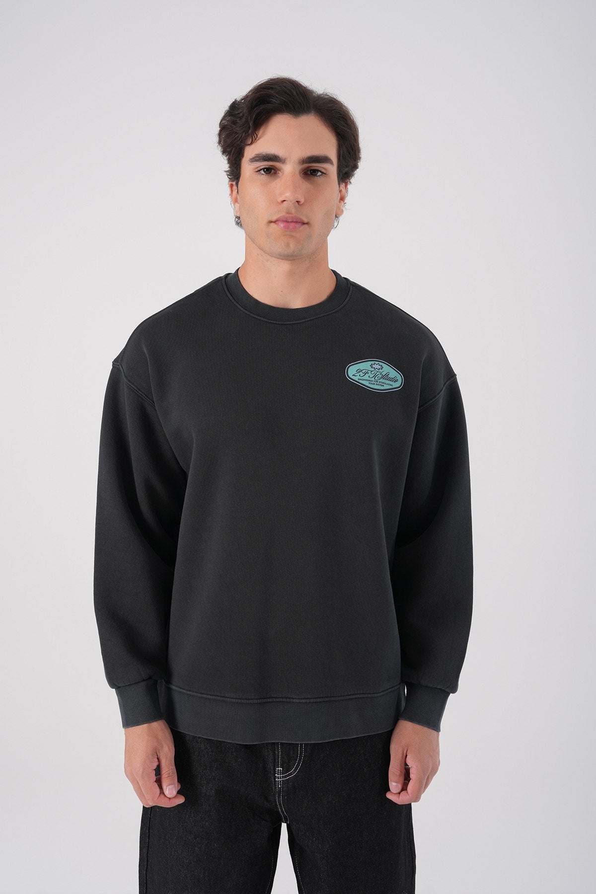 Sudadera unisex lavada con gráfico – Estampado trasero "Reasonable"