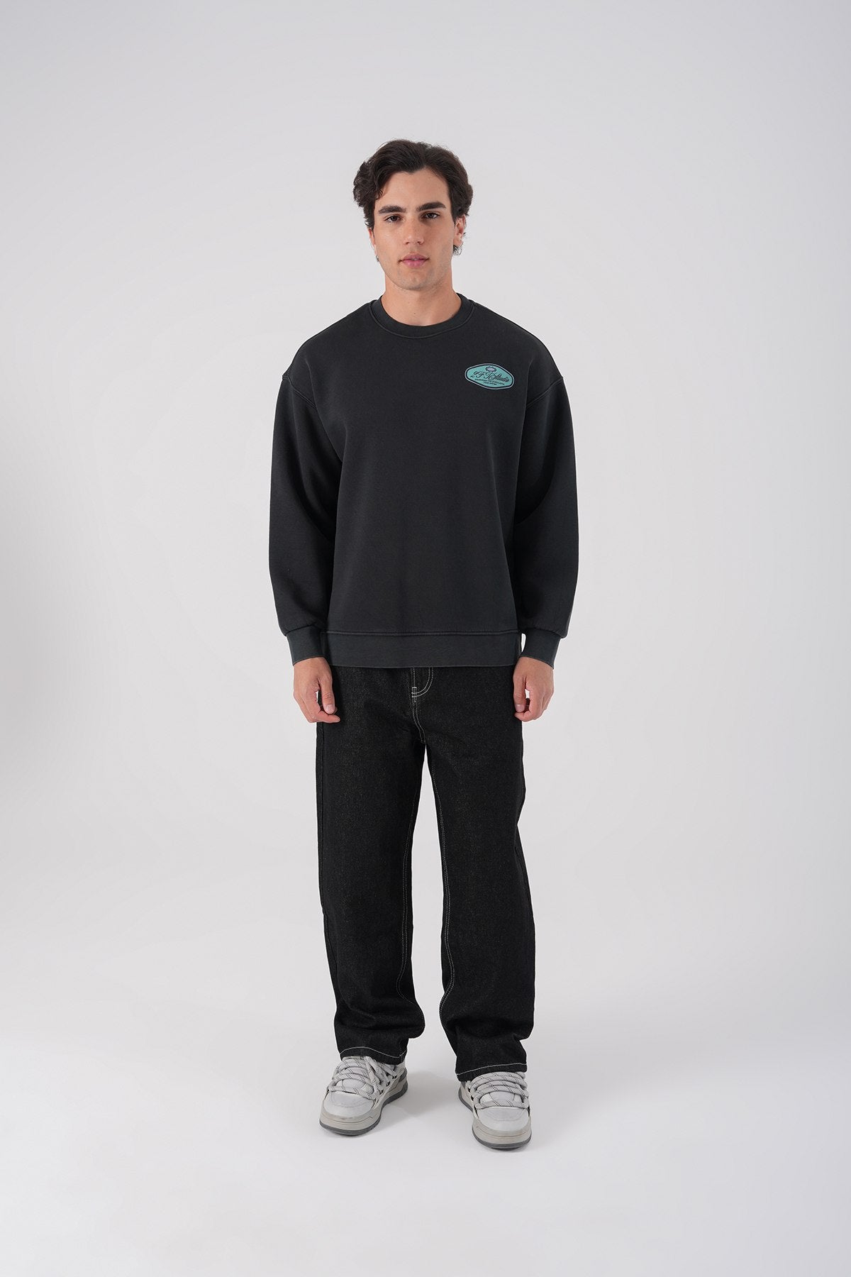 Sudadera unisex lavada con gráfico – Estampado trasero "Reasonable"