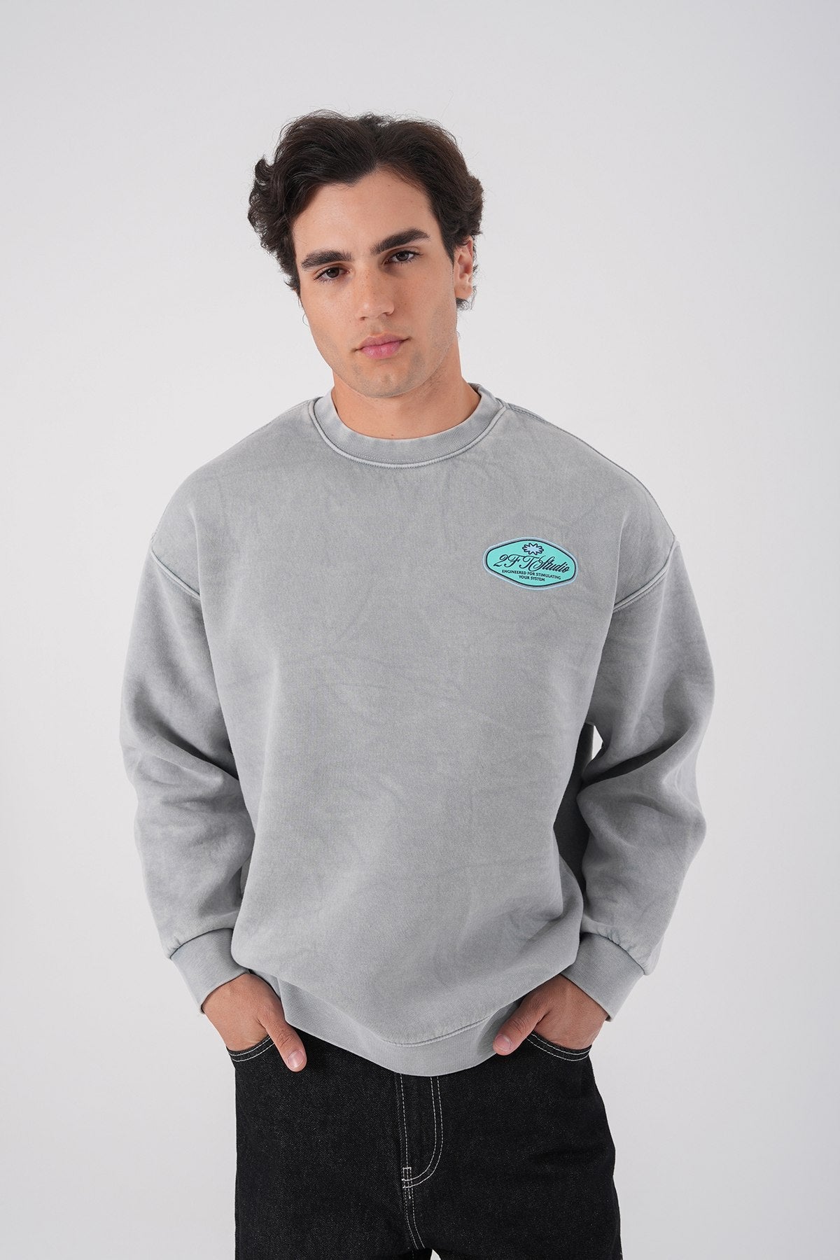 Sudadera unisex lavada con gráfico – Estampado trasero "Reasonable"