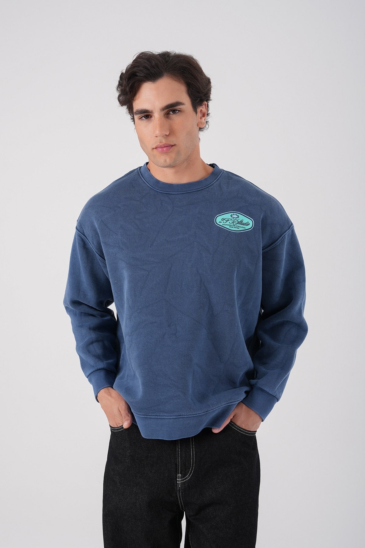 Sudadera unisex lavada con gráfico – Estampado trasero "Reasonable"