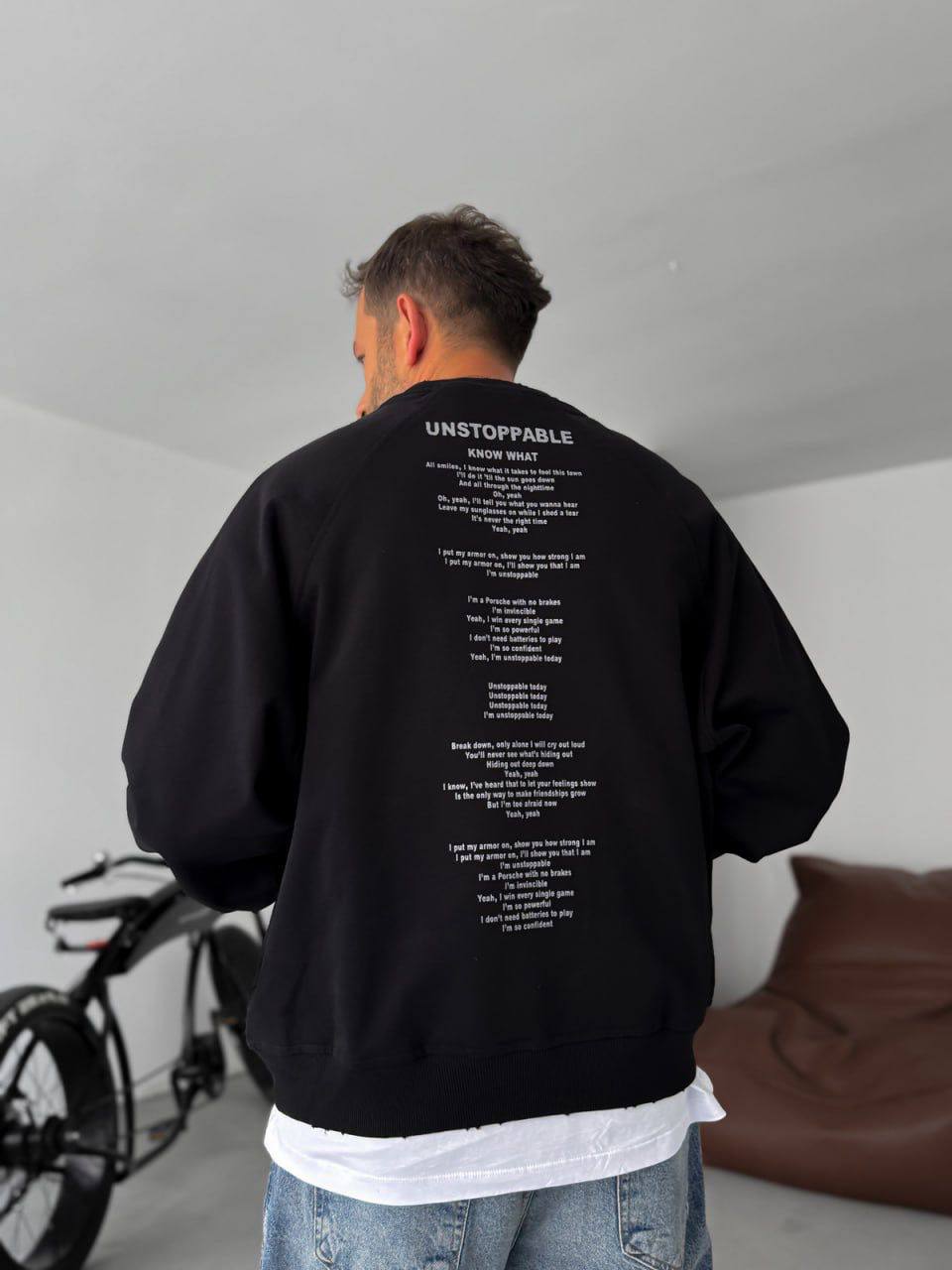 Sudadera con letras "Unstoppable"
