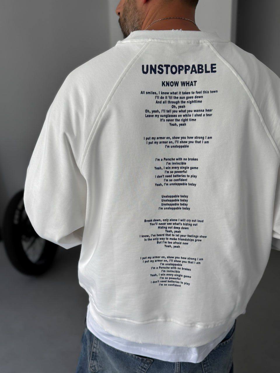 Sudadera con letras "Unstoppable"
