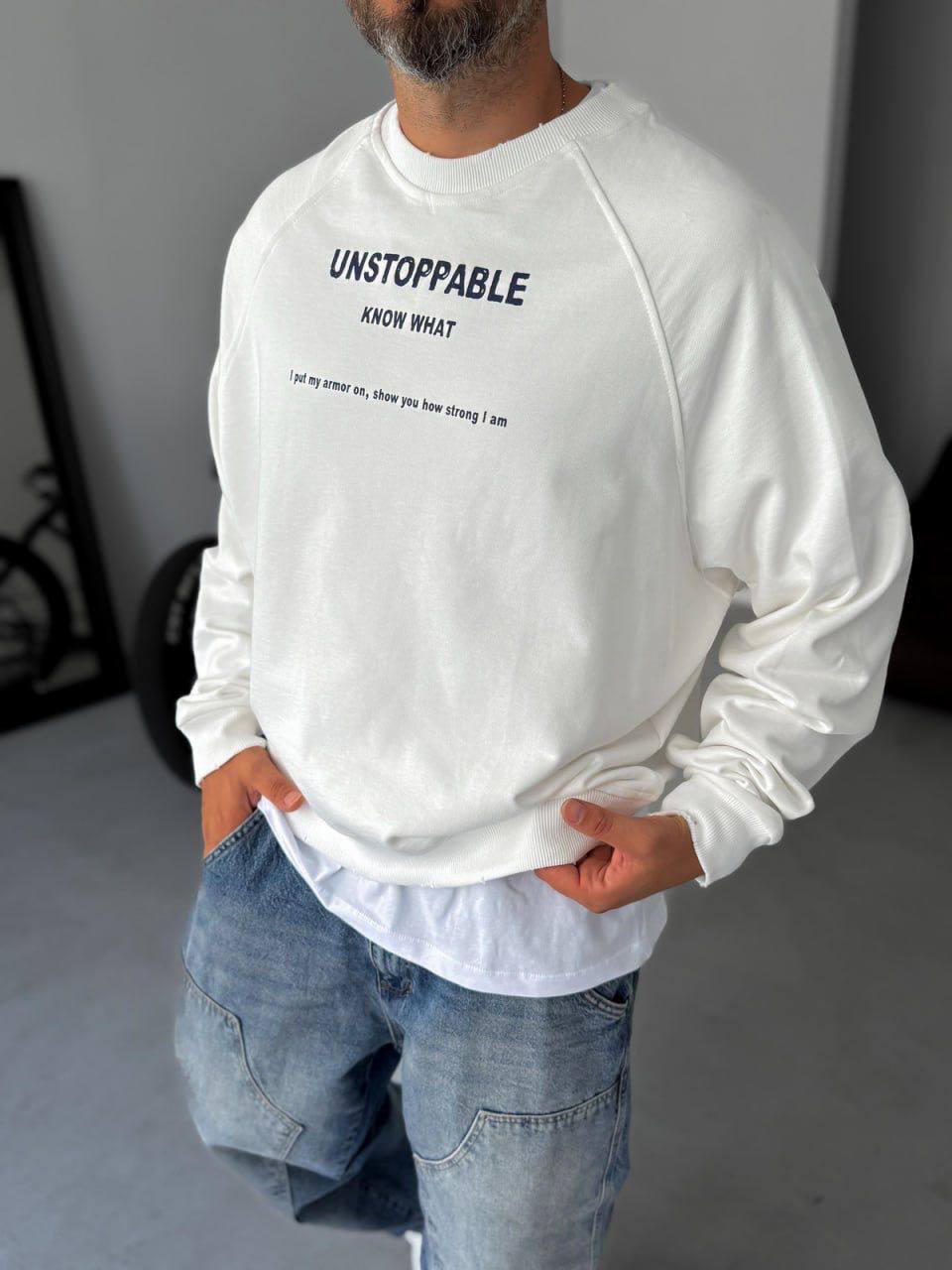 Sudadera con letras "Unstoppable"