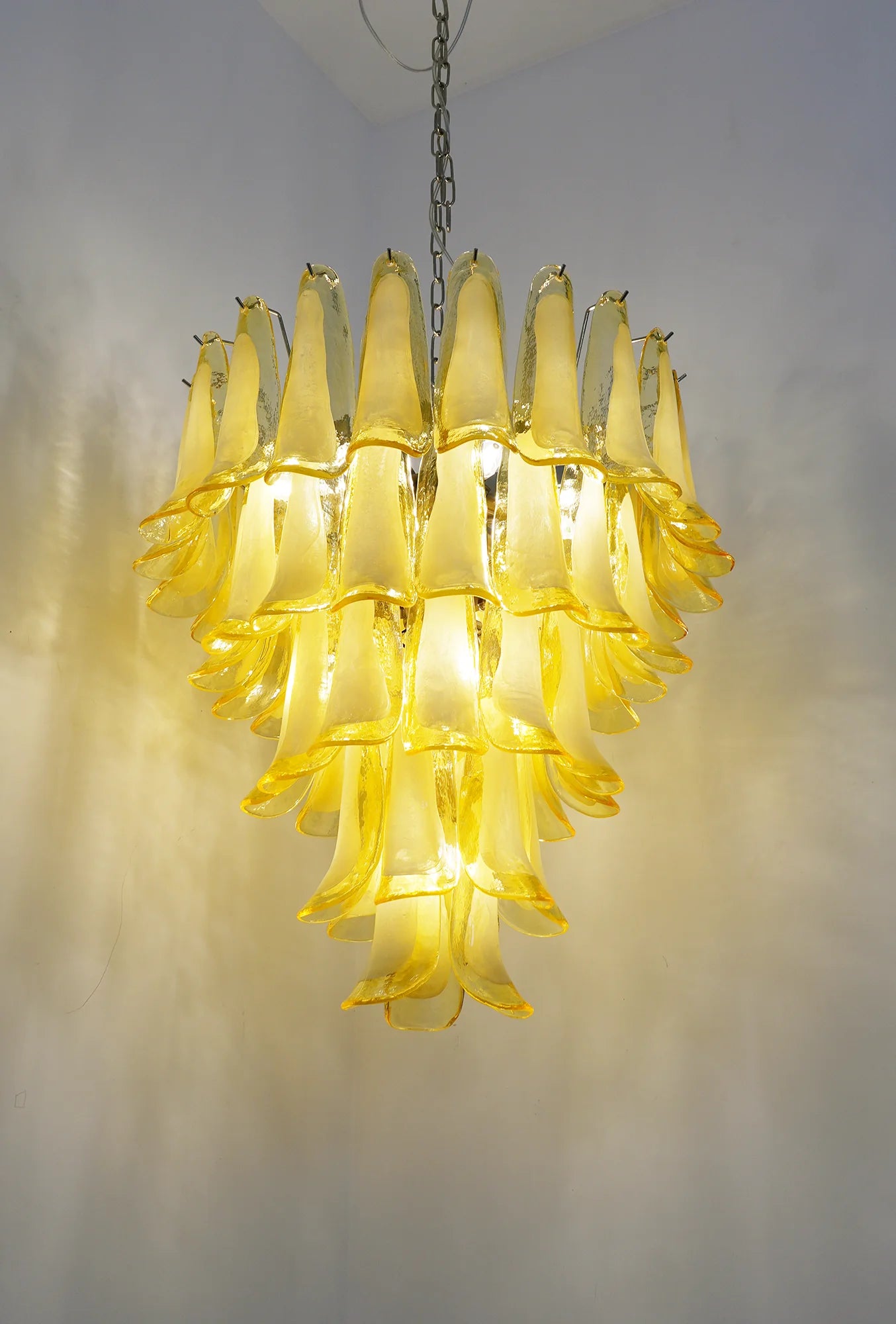 Lámpara de araña con pétalos de cristal de Murano color caramelo, estilo vintage