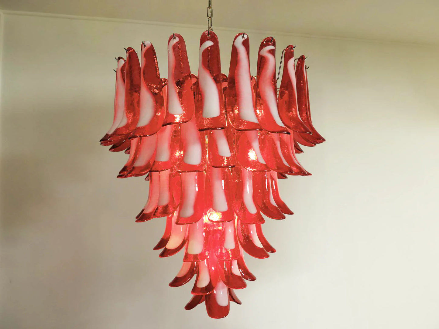 Lámpara de araña con pétalos de cristal de Murano rojo vintage