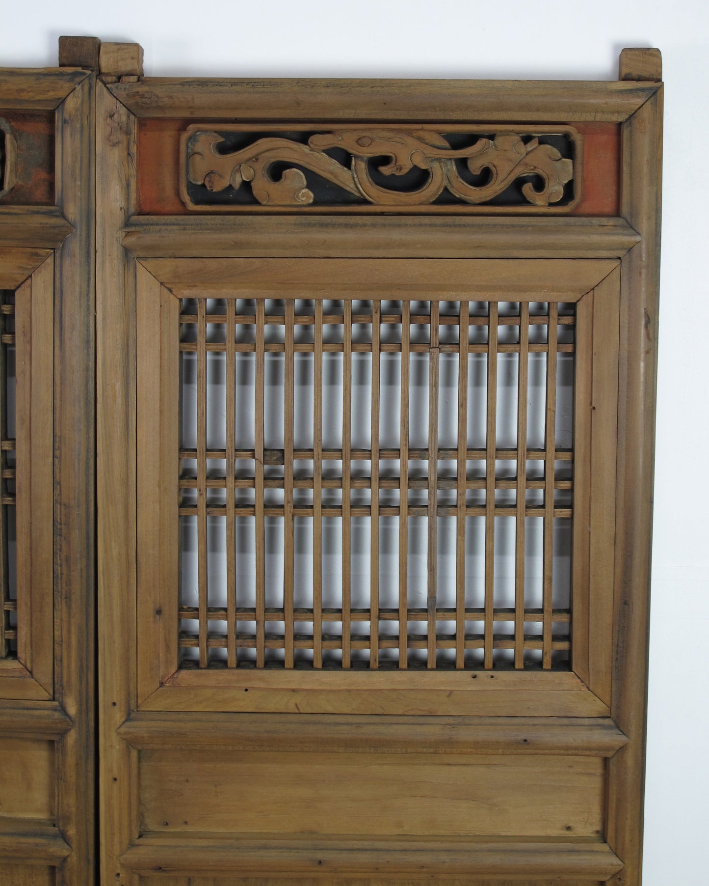 Un par de paneles decorativos chinos antiguos de madera 1