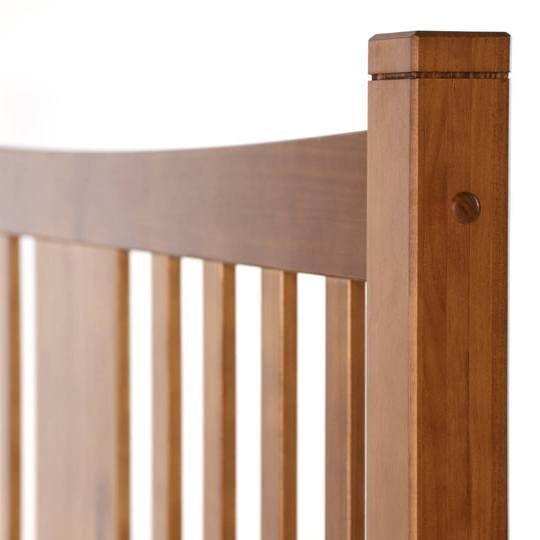 Marco de cama de plataforma de madera maciza estilo casa de campo King con cabecero en nogal
