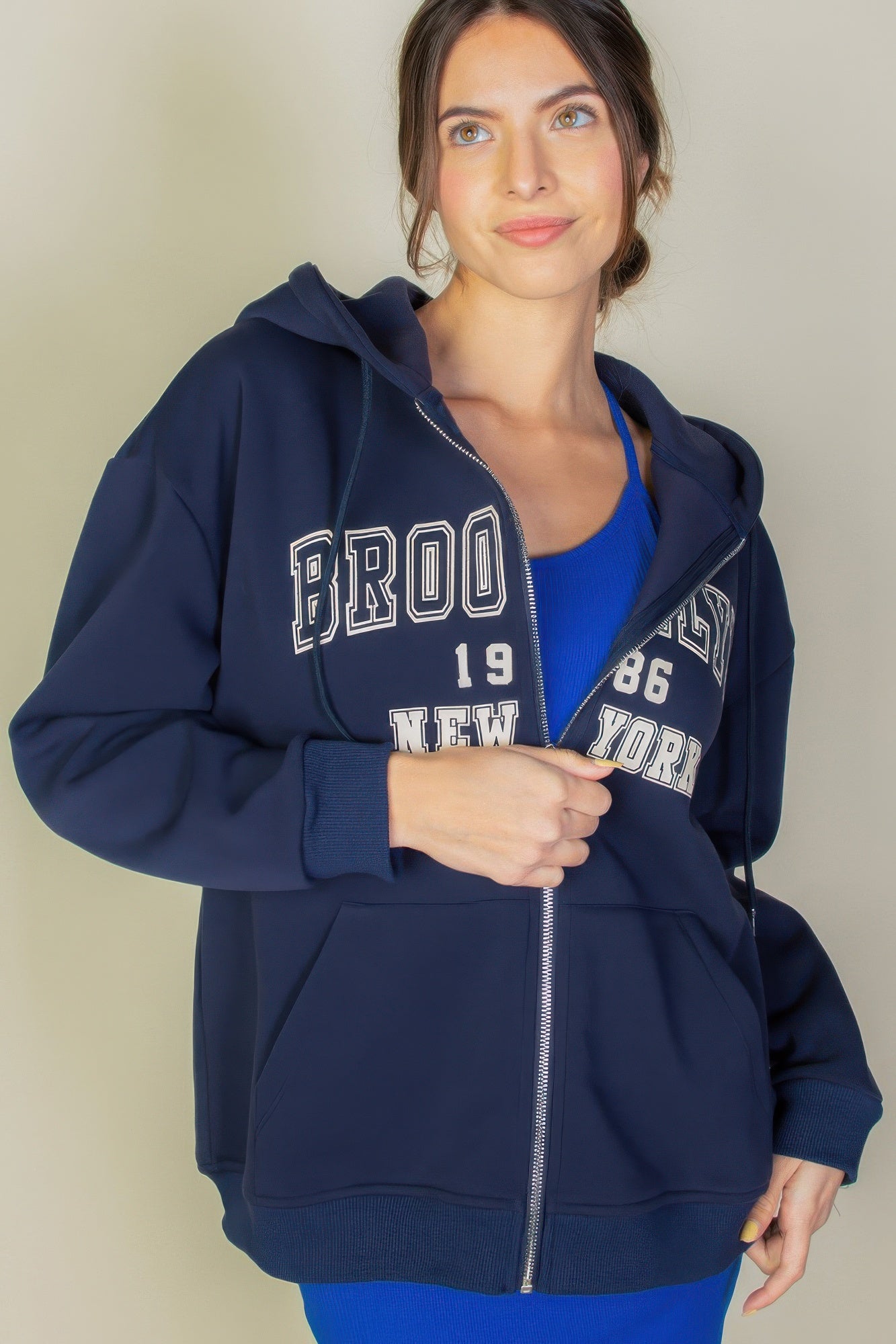 Sudadera con capucha gráfica y cremallera con hombros caídos