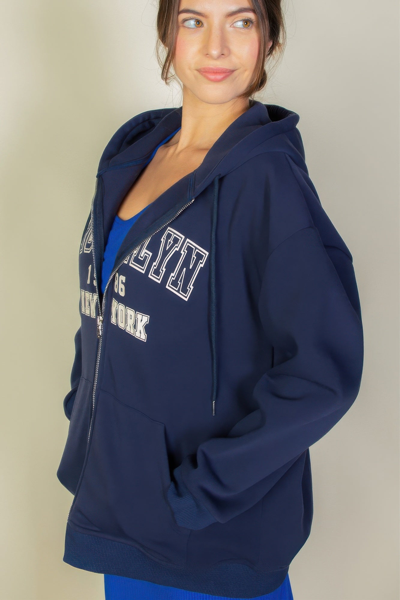 Sudadera con capucha gráfica y cremallera con hombros caídos
