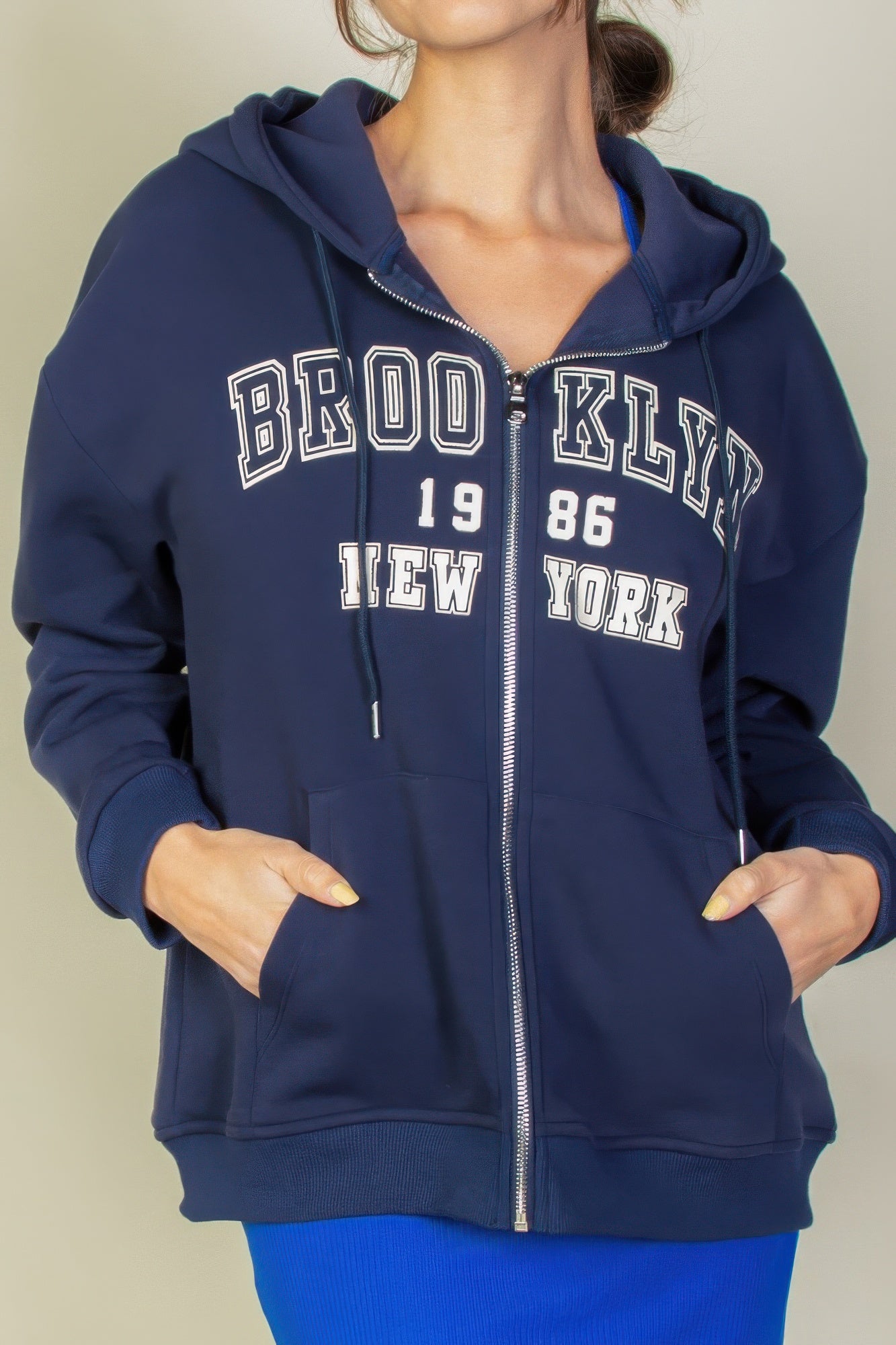 Sudadera con capucha gráfica y cremallera con hombros caídos
