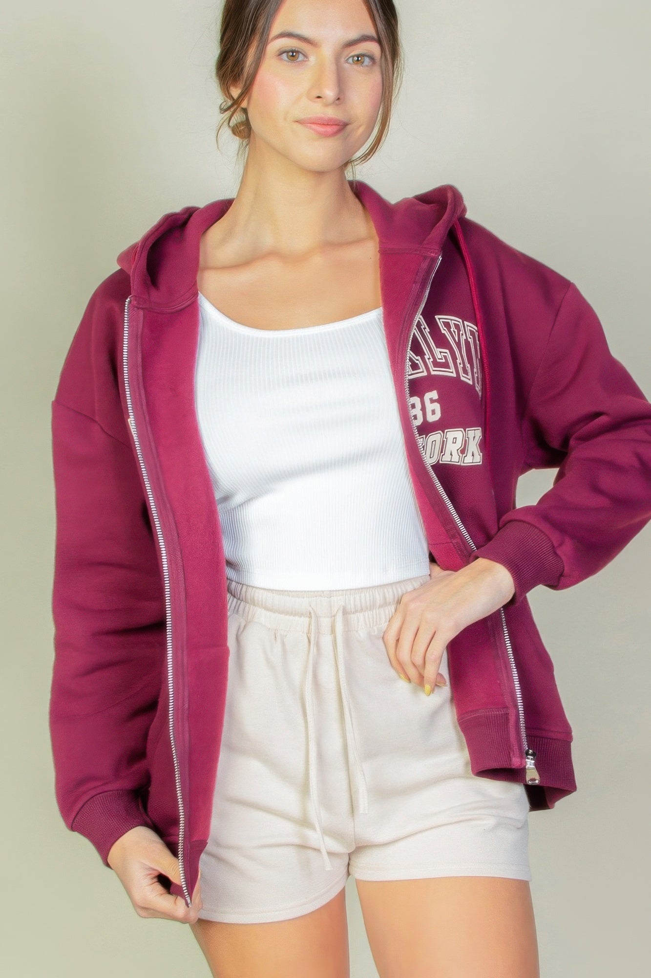 Sudadera con capucha gráfica y cremallera con hombros caídos