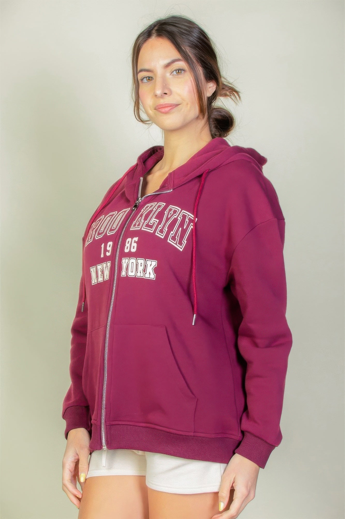 Sudadera con capucha gráfica y cremallera con hombros caídos