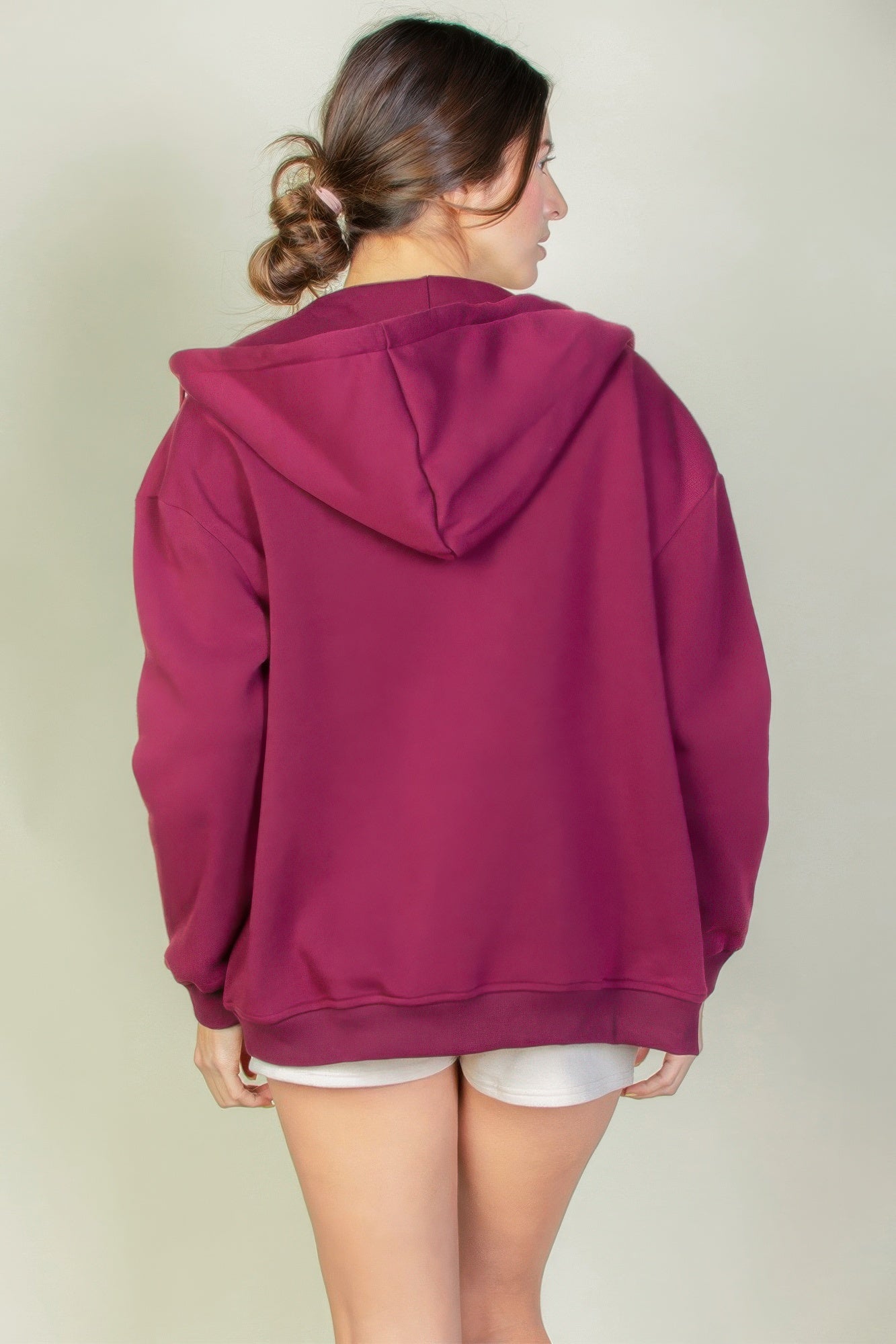 Sudadera con capucha gráfica y cremallera con hombros caídos