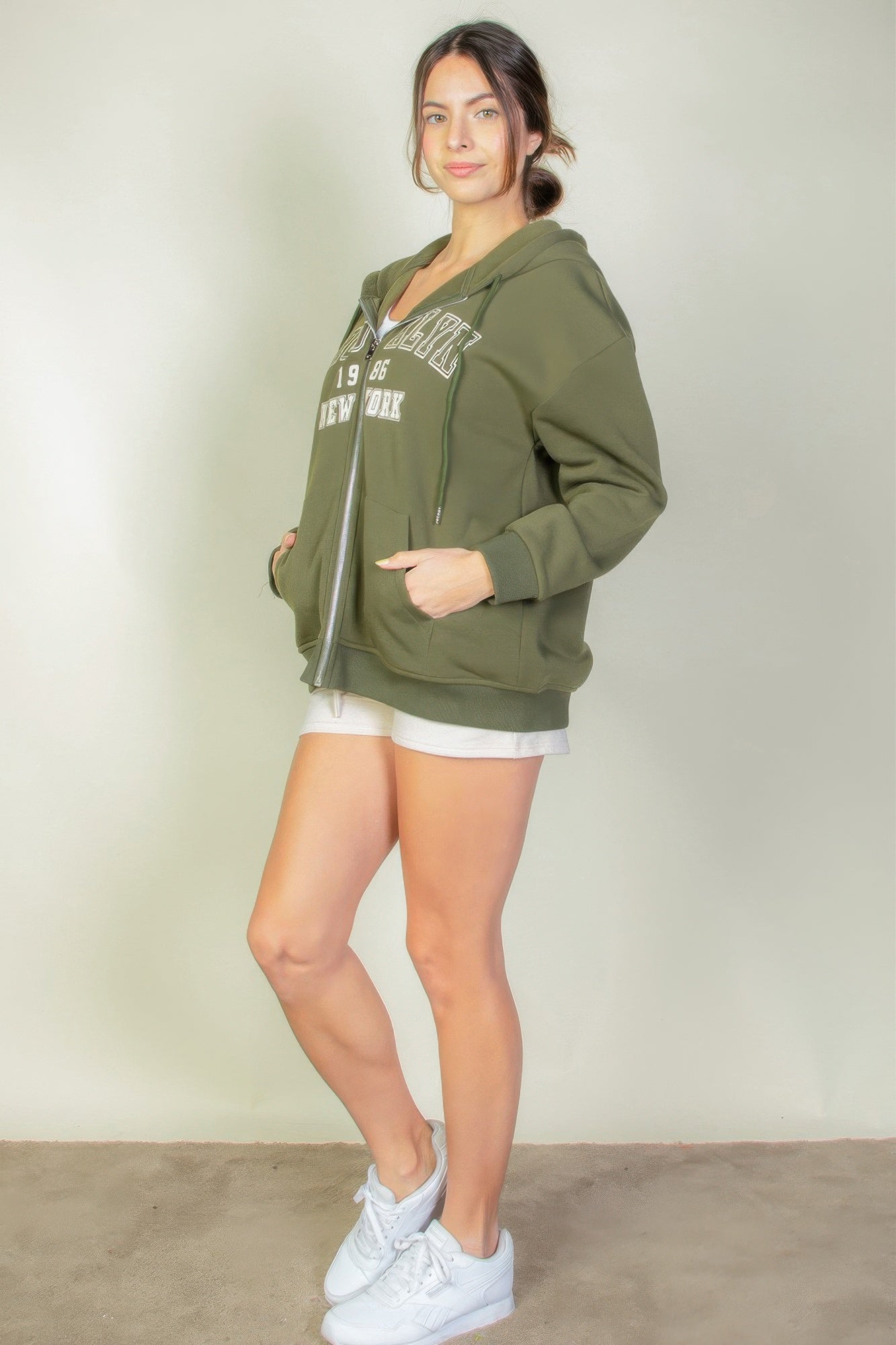 Sudadera con capucha gráfica y cremallera con hombros caídos