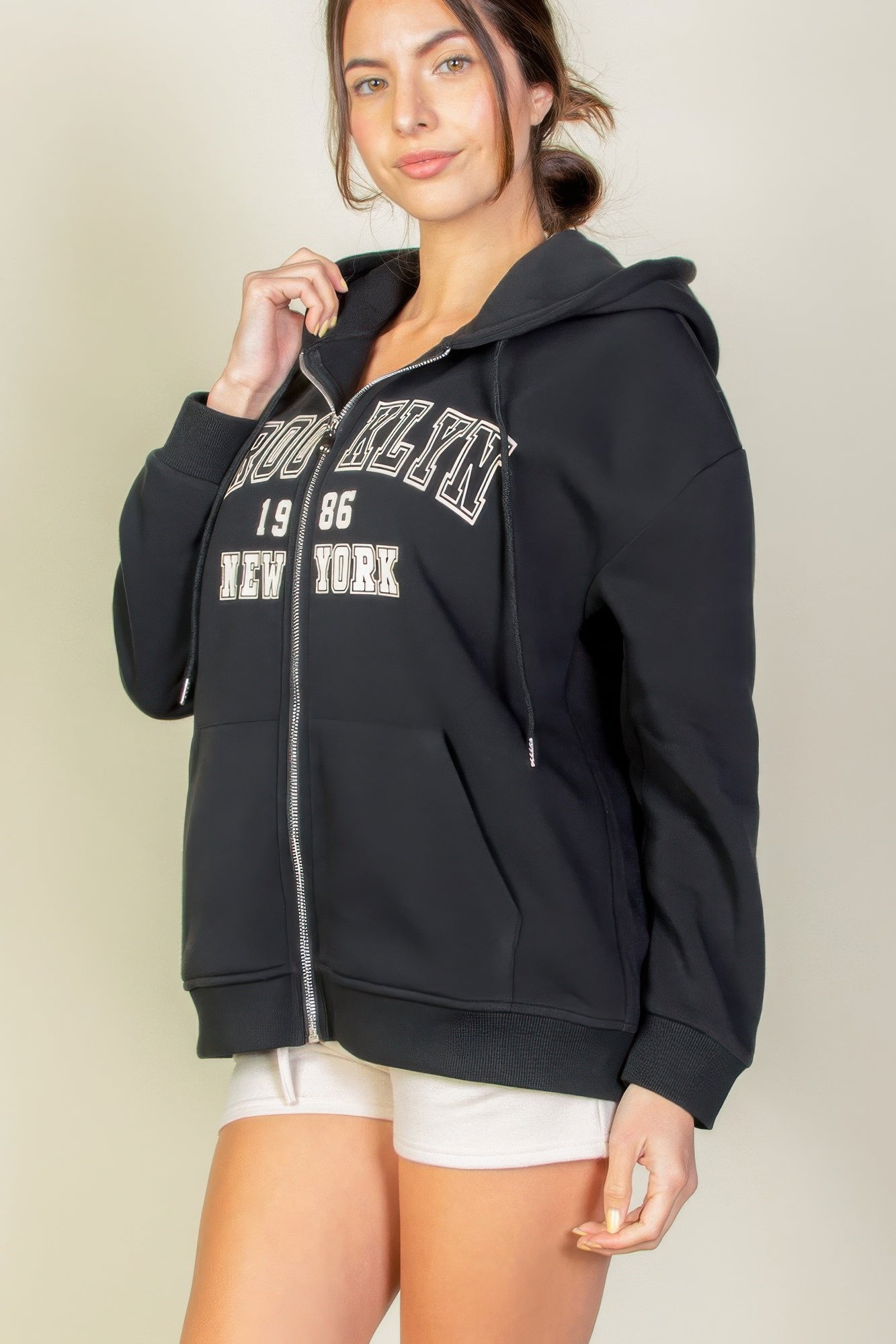 Sudadera con capucha gráfica y cremallera con hombros caídos