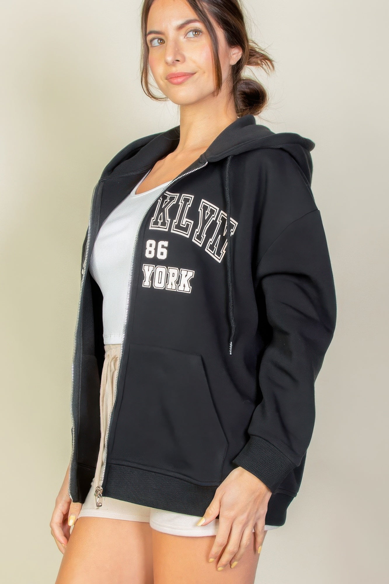 Sudadera con capucha gráfica y cremallera con hombros caídos