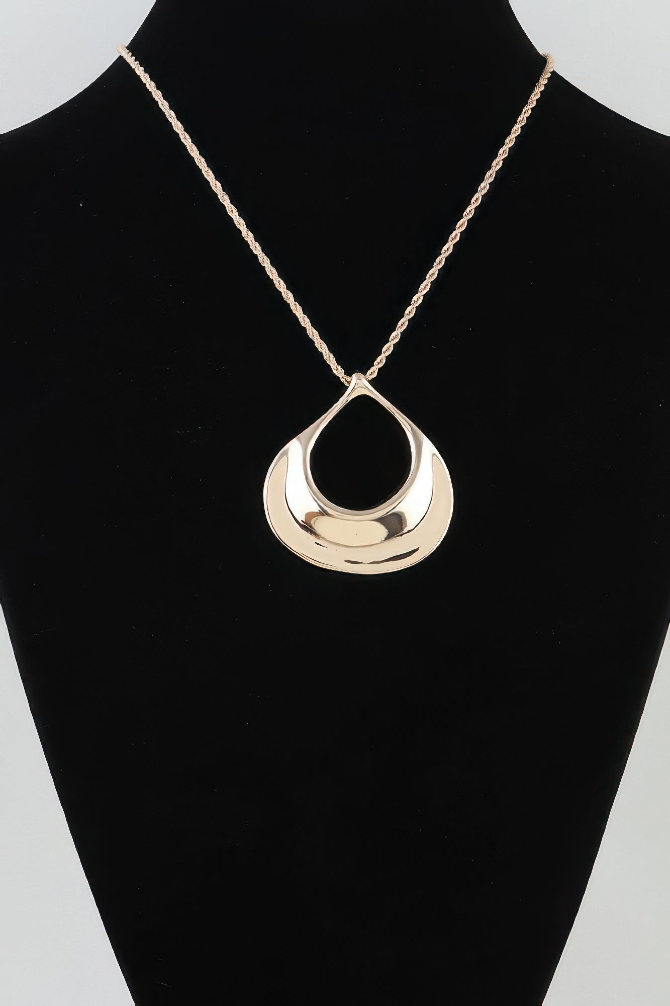 Polished Ripple Teardrop Twisted Necklace