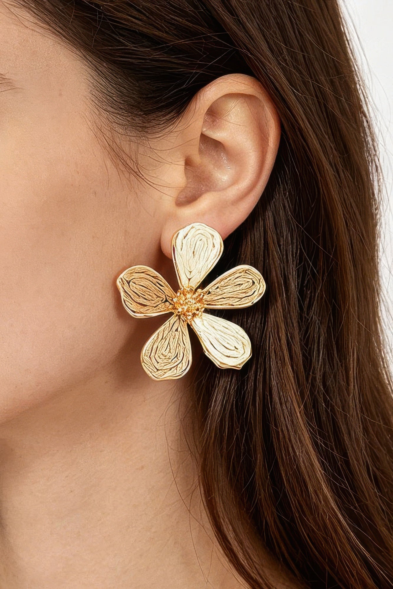 Two-tone Raffia Flower Stud Earrings