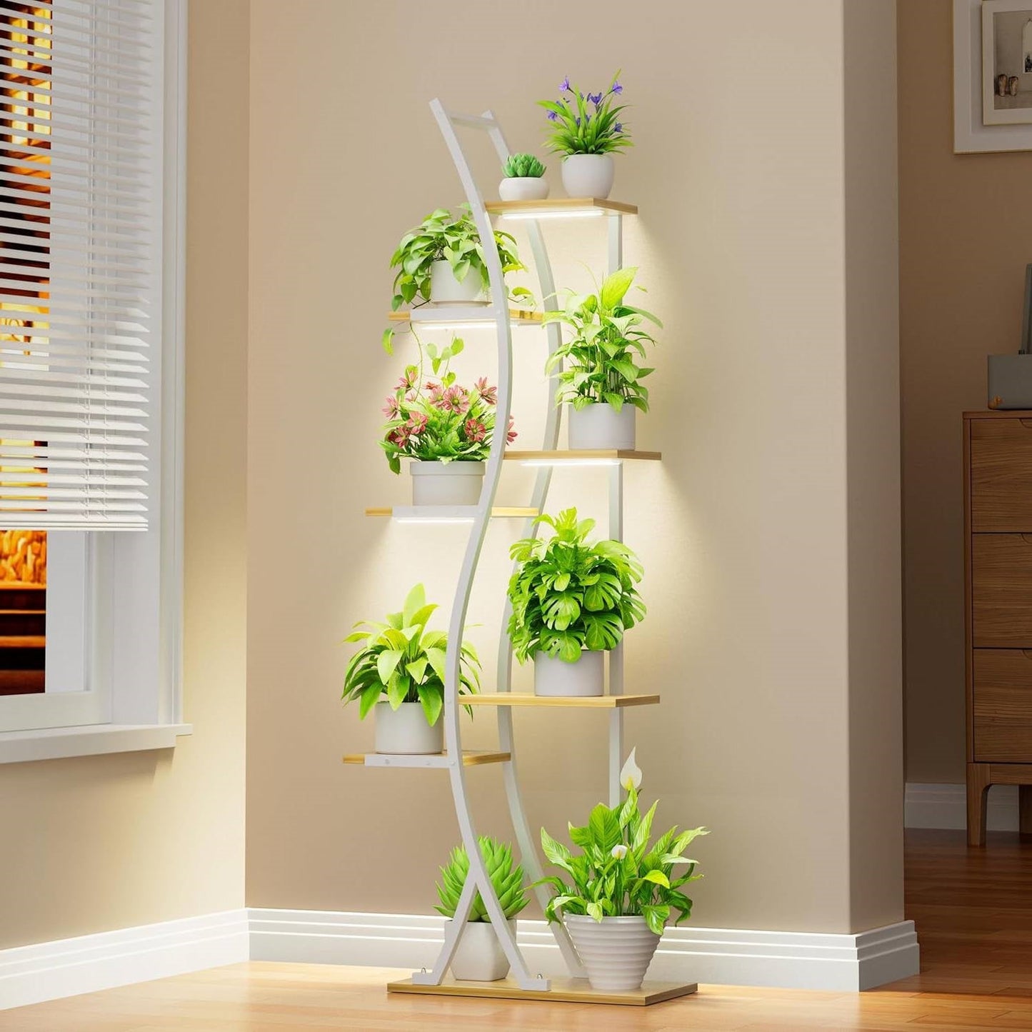 Soporte para plantas de interior de 63 pulgadas de alto con estructura de metal blanco y estantes con acabado de madera
