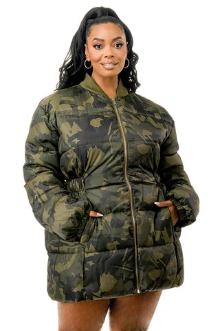 Abrigo acolchado con cintura elástica camuflado