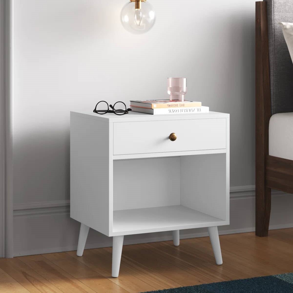 Mesa auxiliar de noche con 1 cajón de estilo moderno de mediados de siglo en acabado de madera blanca