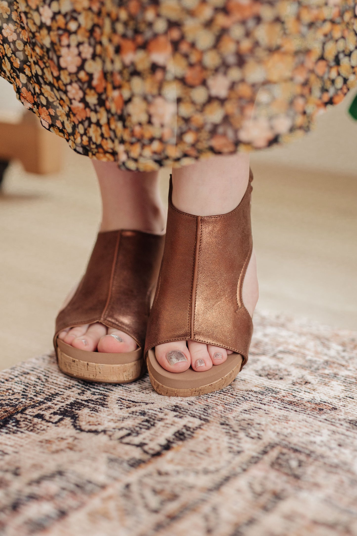 Sandalias de cuña Walk This Way en bronce antiguo