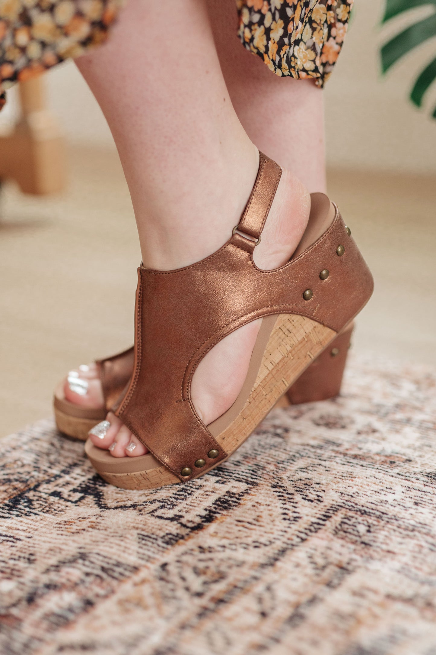 Sandalias de cuña Walk This Way en bronce antiguo