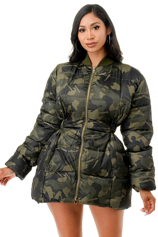 Abrigo acolchado con cintura elástica camuflado