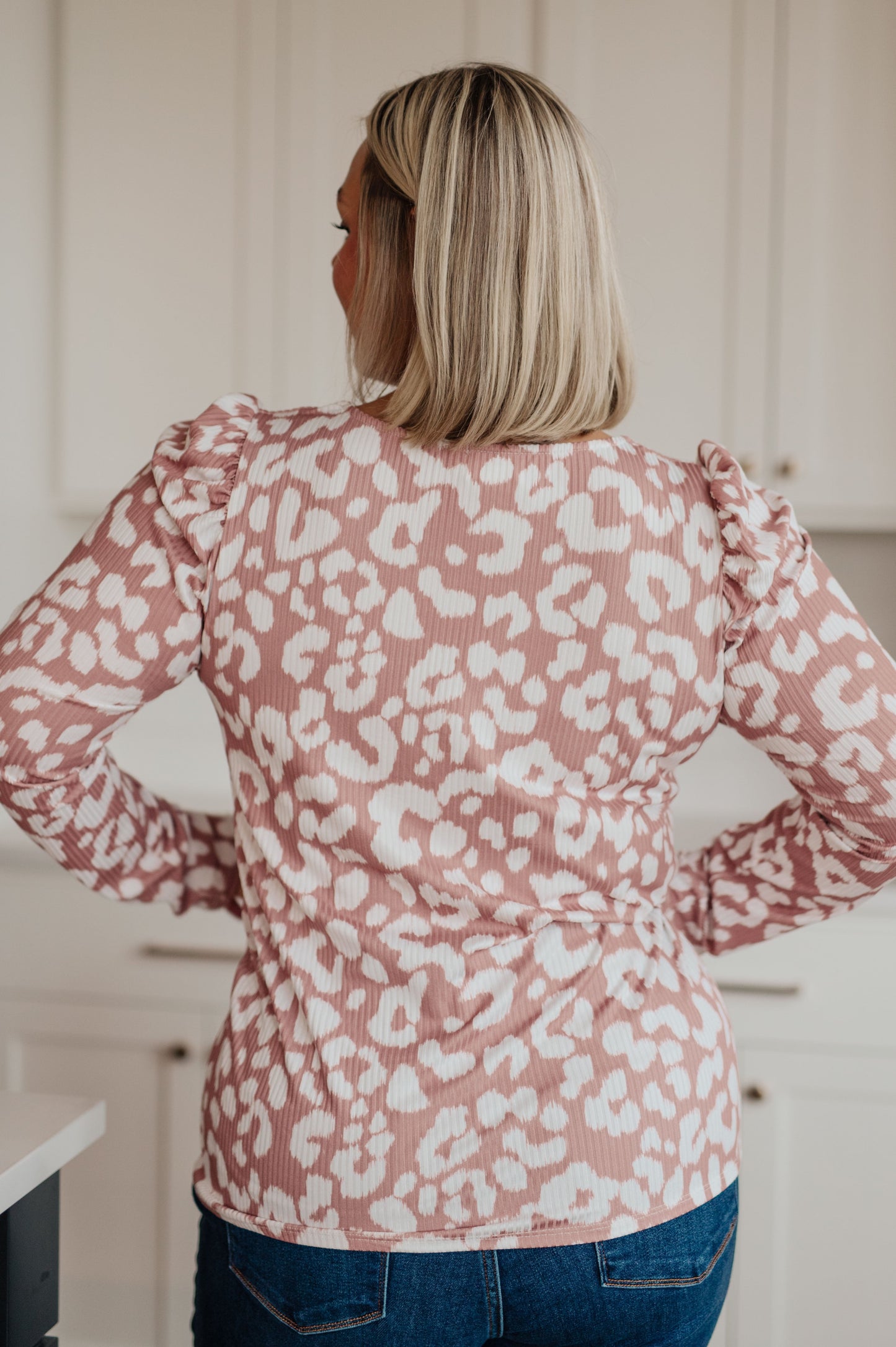 Top con estampado animal para un fin de semana salvaje