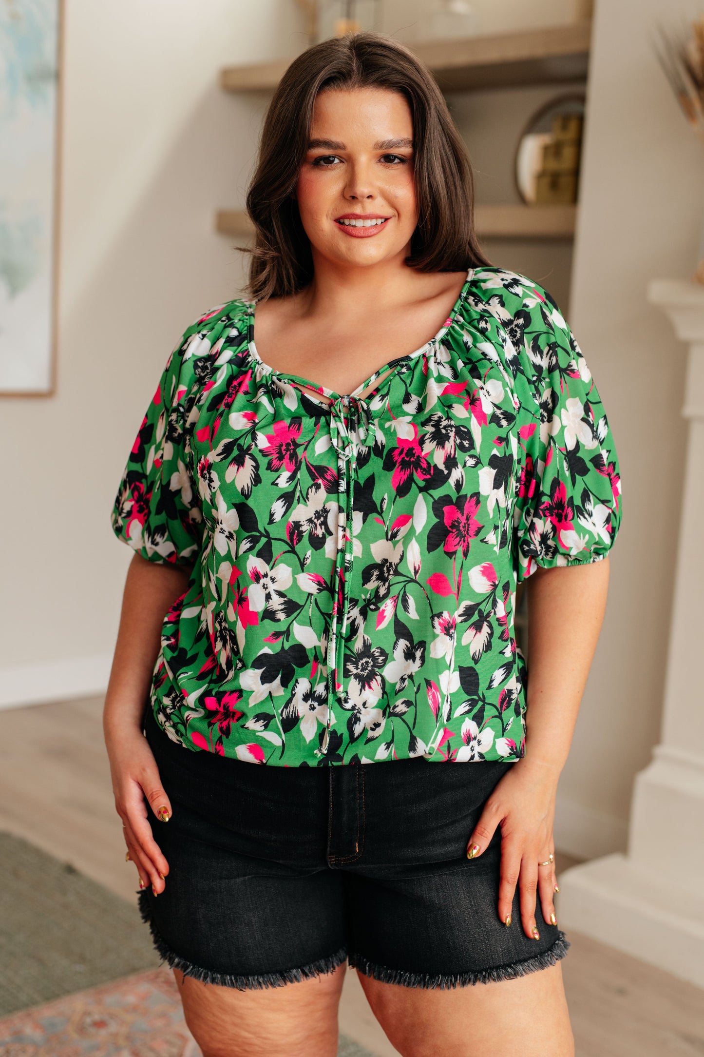 Top floral salvaje y brillante
