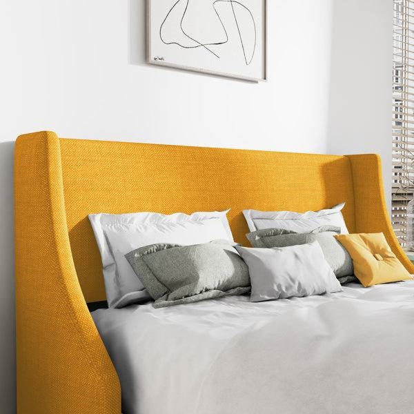 Cama tamaño King con cabecero tapizado de mezcla de lino con alas en color amarillo