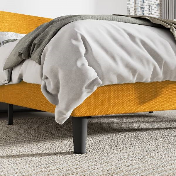 Cama tamaño King con cabecero tapizado de mezcla de lino con alas en color amarillo