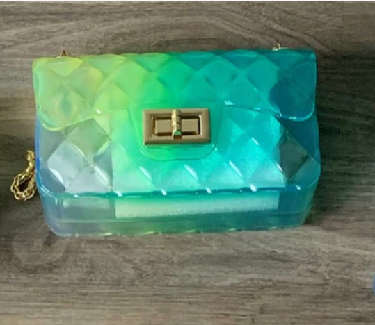 Mini bolso con solapa guateado de gelatina