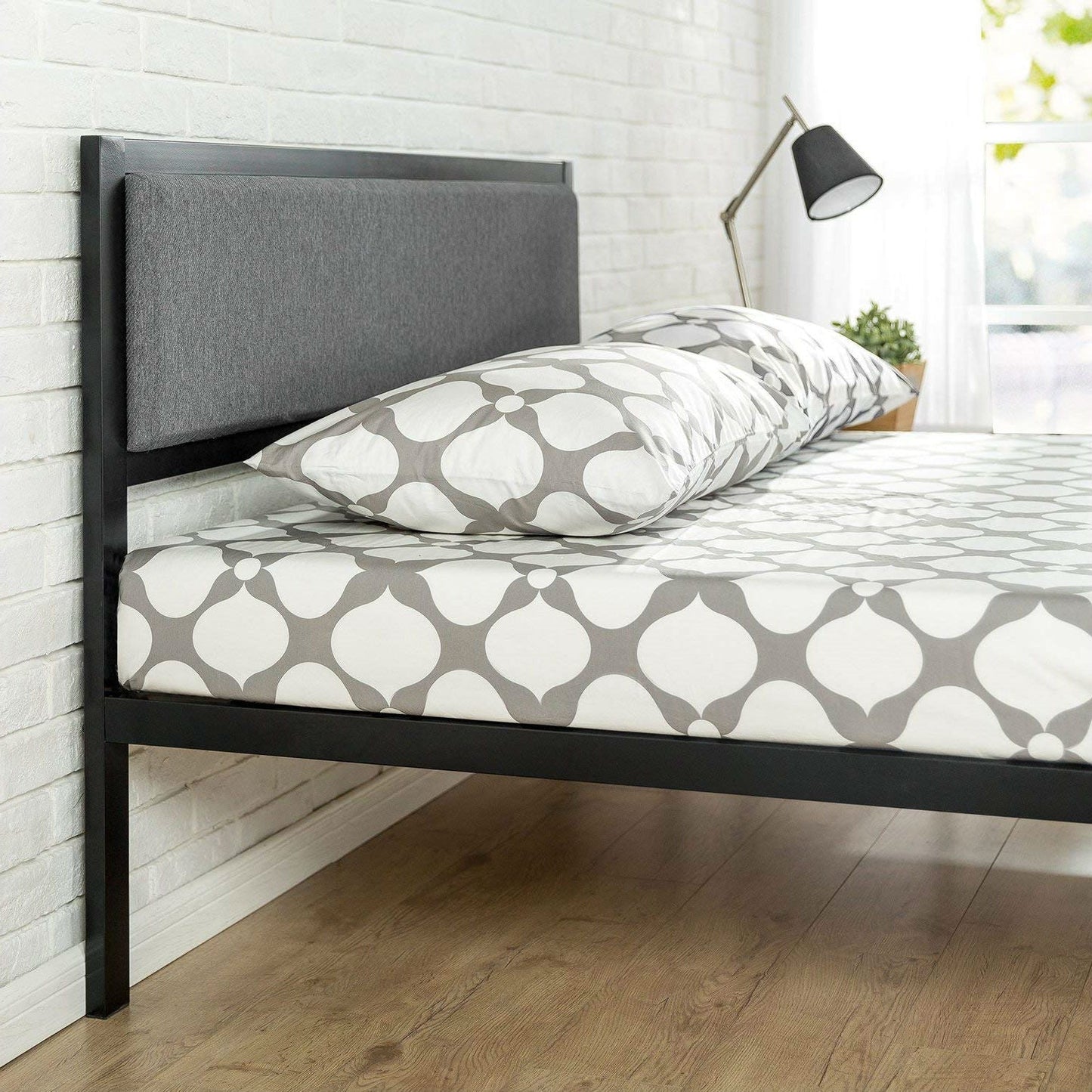 Base de cama de plataforma de metal tamaño completo con listones de madera y cabecera tapizada