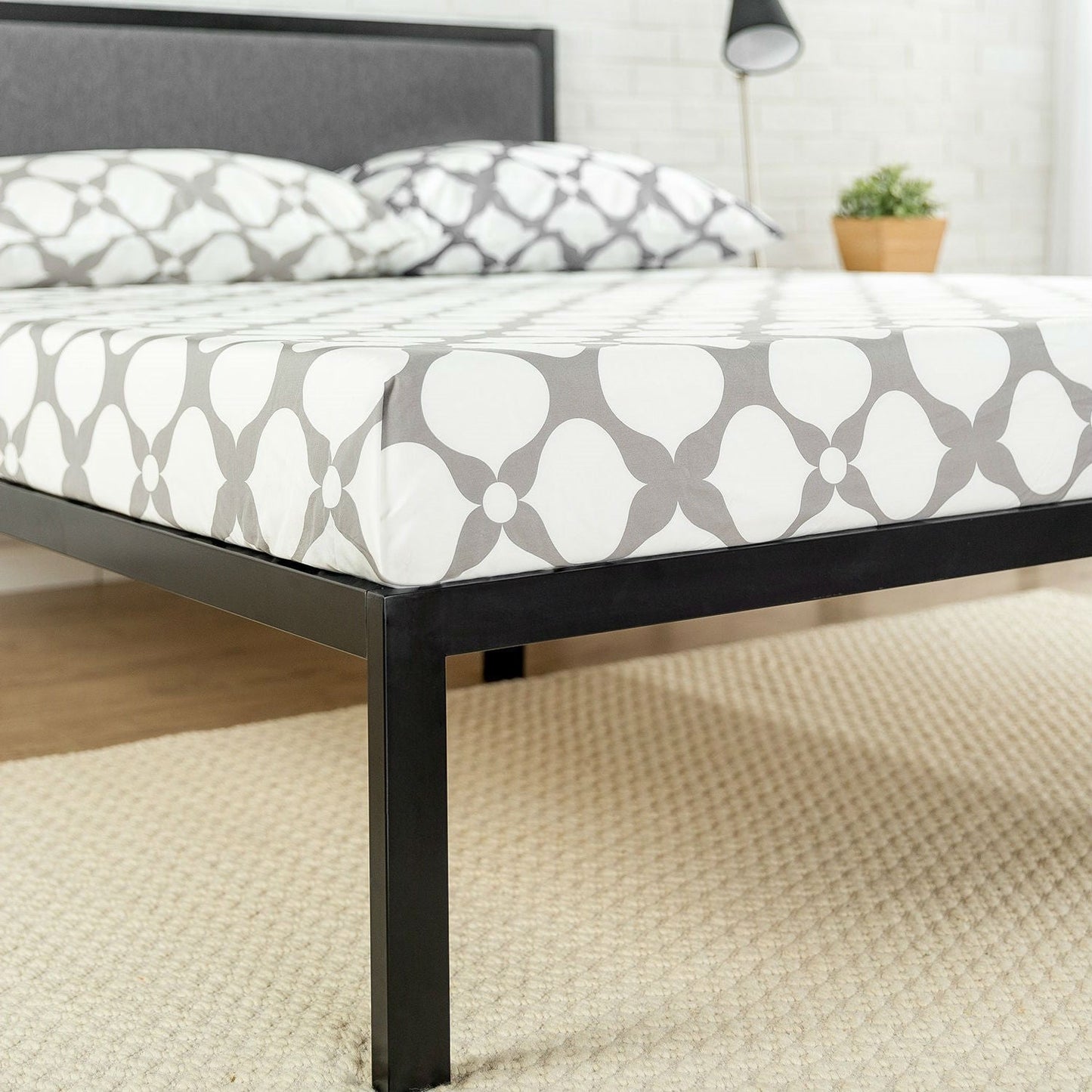 Base de cama de plataforma de metal tamaño completo con listones de madera y cabecera tapizada