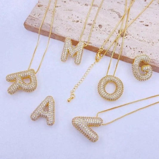 T-Shirts Trendsi Collares - Colgante con dije de letra de oro de circón