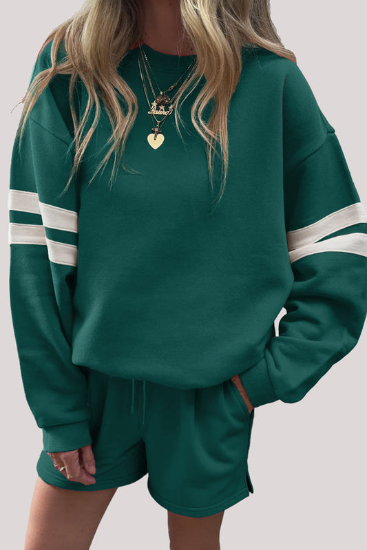 Conjunto de sudadera y pantalón corto con rayas en las mangas y hombros caídos Evergreen Varsity