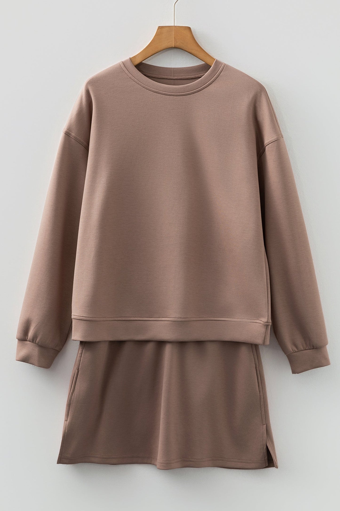 Conjunto de 2 piezas: Sudadera con hombros caídos color café liso y minifalda con cordón