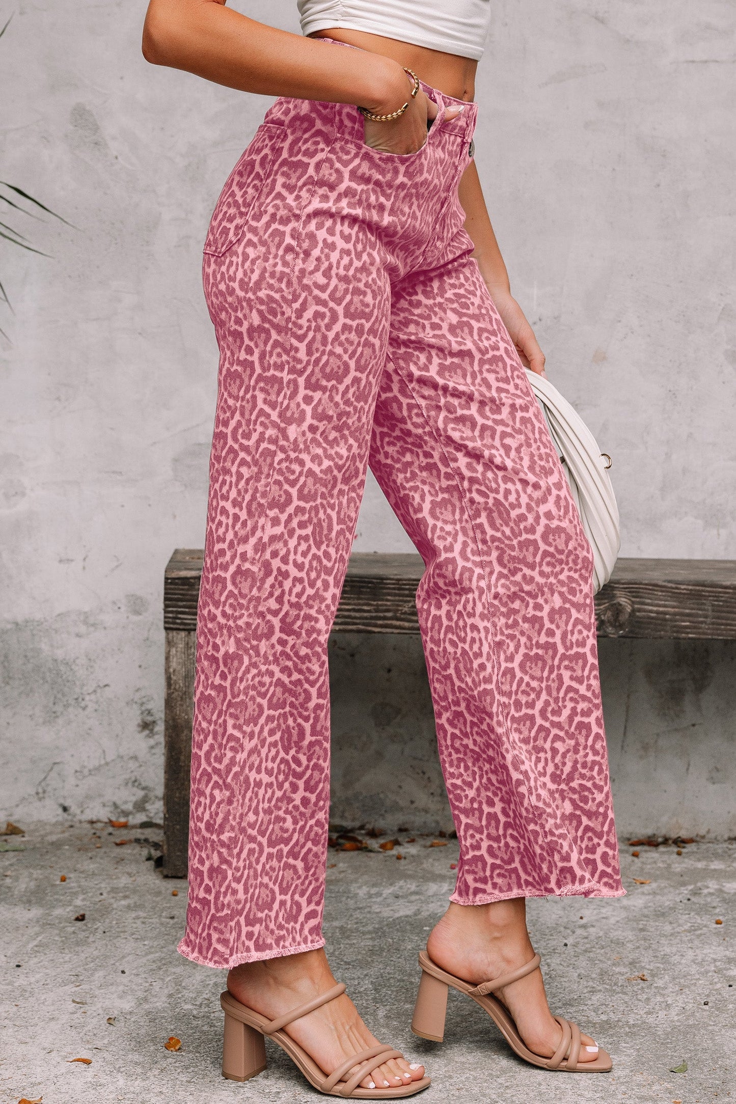 Vaqueros de pernera ancha de cintura alta con bordes deshilachados y estampado de leopardo gris