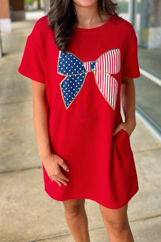 Minivestido con parches de estrellas y rayas, lazo y lentejuelas rojas intensas